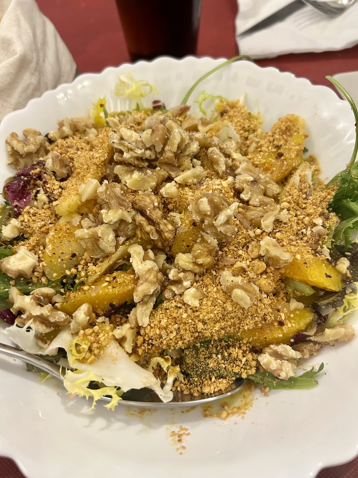 Ensalada fresca con naranja y nueces