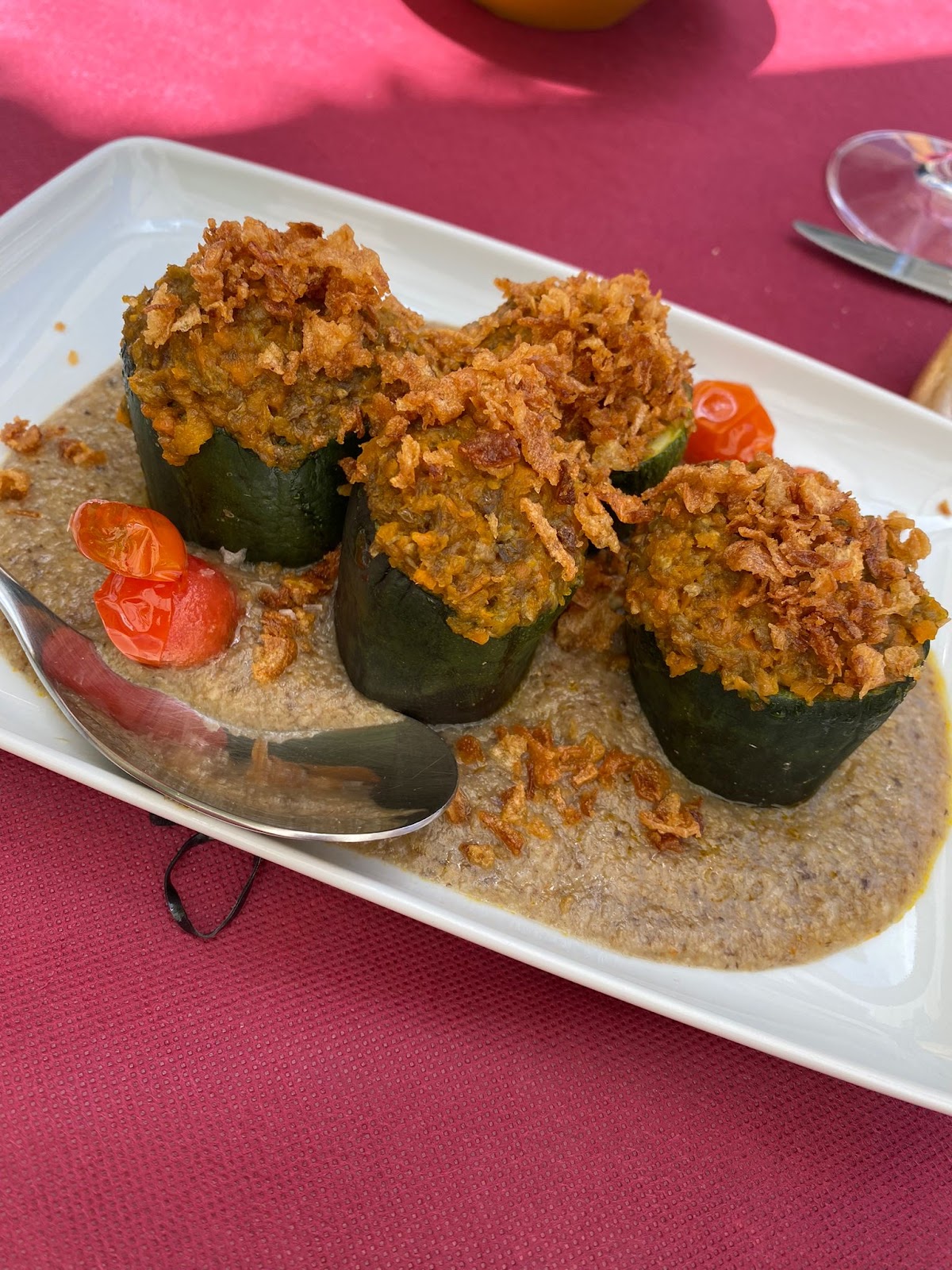 Pimientos rellenos con salsa cremosa
